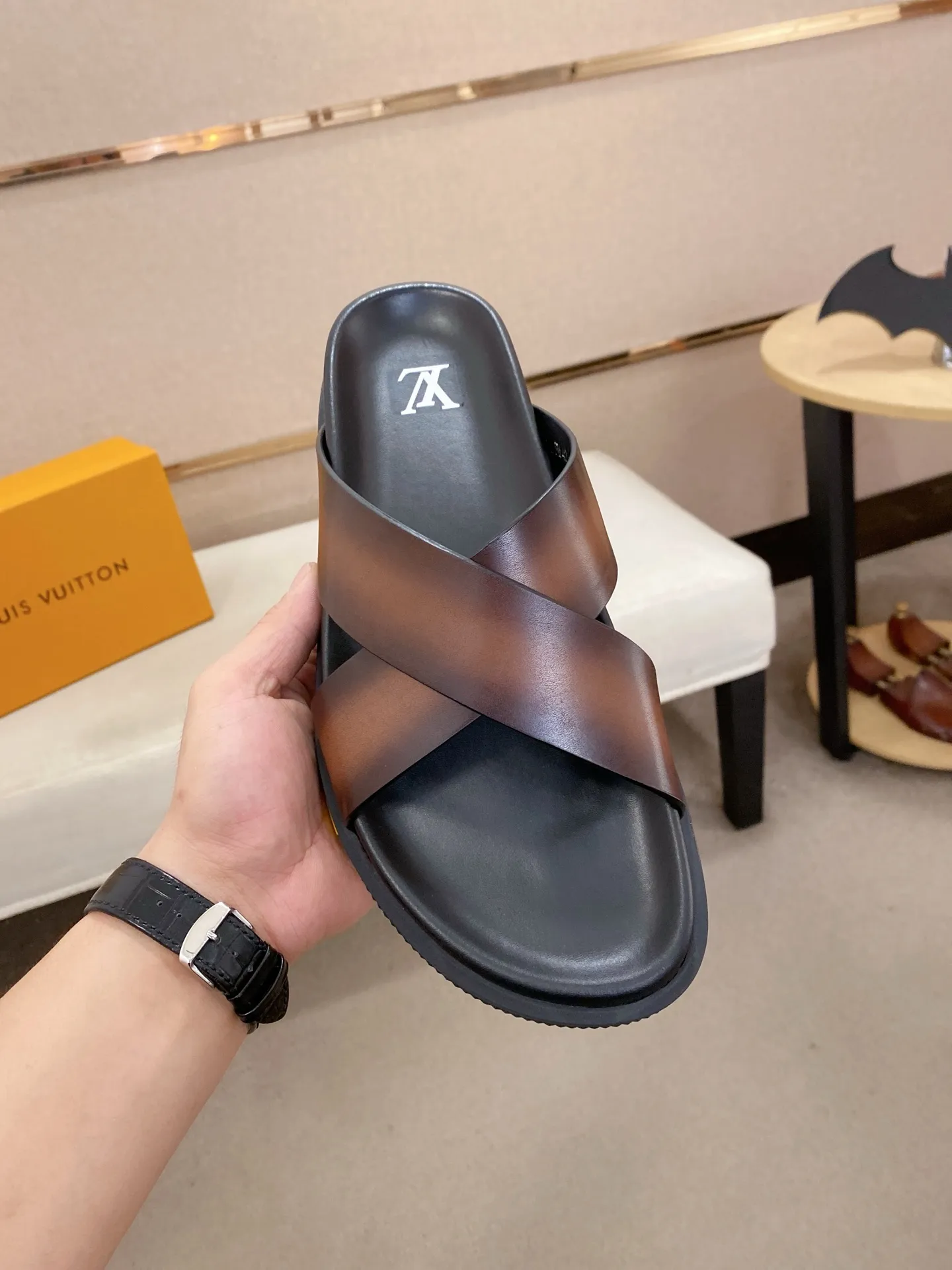 Factory price: 420💰Made by LV🔍Top purchasing agent. Men's spring and summer slippers are available at the same counter. The uppers are made of cowhide imported from Italy. High-quality craftsmanship, soles: original soles specially provided by the original factory, exclusive movable molded soles are super comfortable, original factory follow-up goods, 🔍🔍high quality, can be entered and exited the counter at will, welcome to compare, code number 38-44. Can be customized45